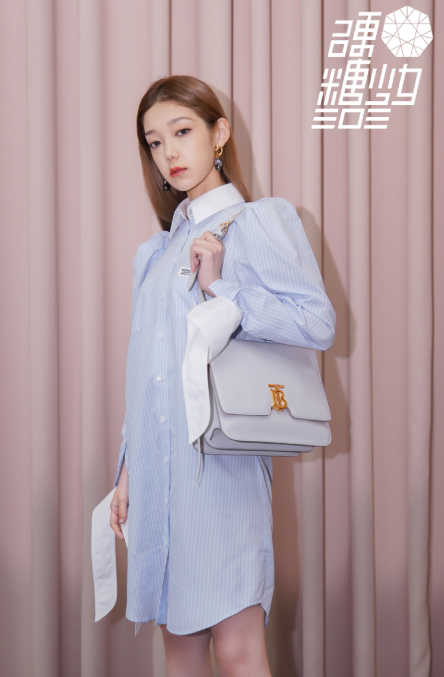 希林娜依·高挑战“制服”，为走高冷御姐风，却暴露了这一面