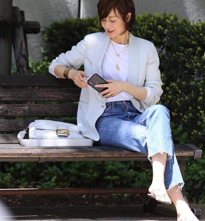 女人年纪大了衣服不必多,把钱花在基础款上精致优雅并不难