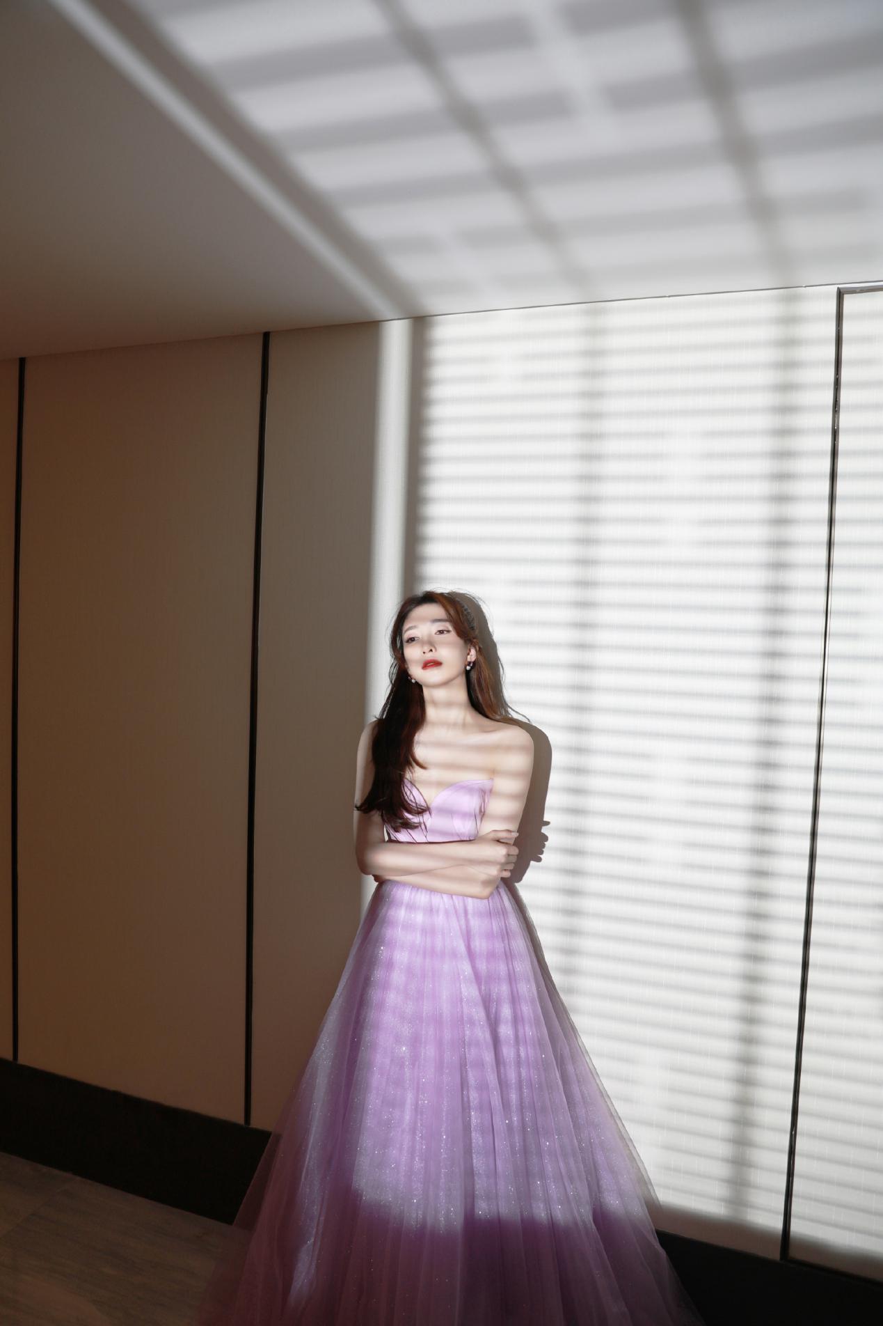 江疏影晚会抹胸紫色薄纱礼裙轻盈灵动,美翻全场!