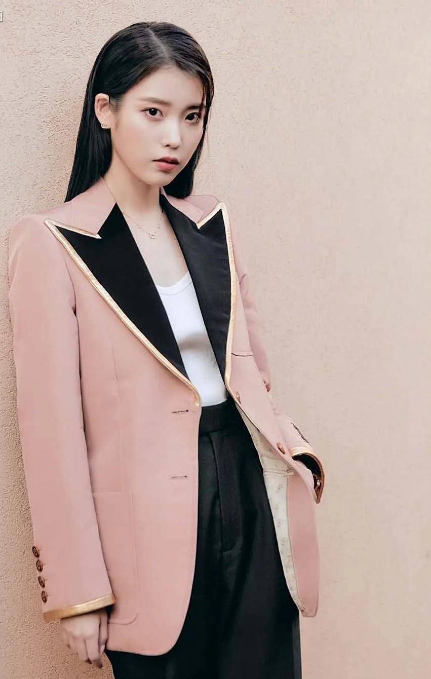 撞衫定输赢,谁丑谁尴尬?姜贞羽孔雪儿、杨幂唐嫣撞衫,谁更美?