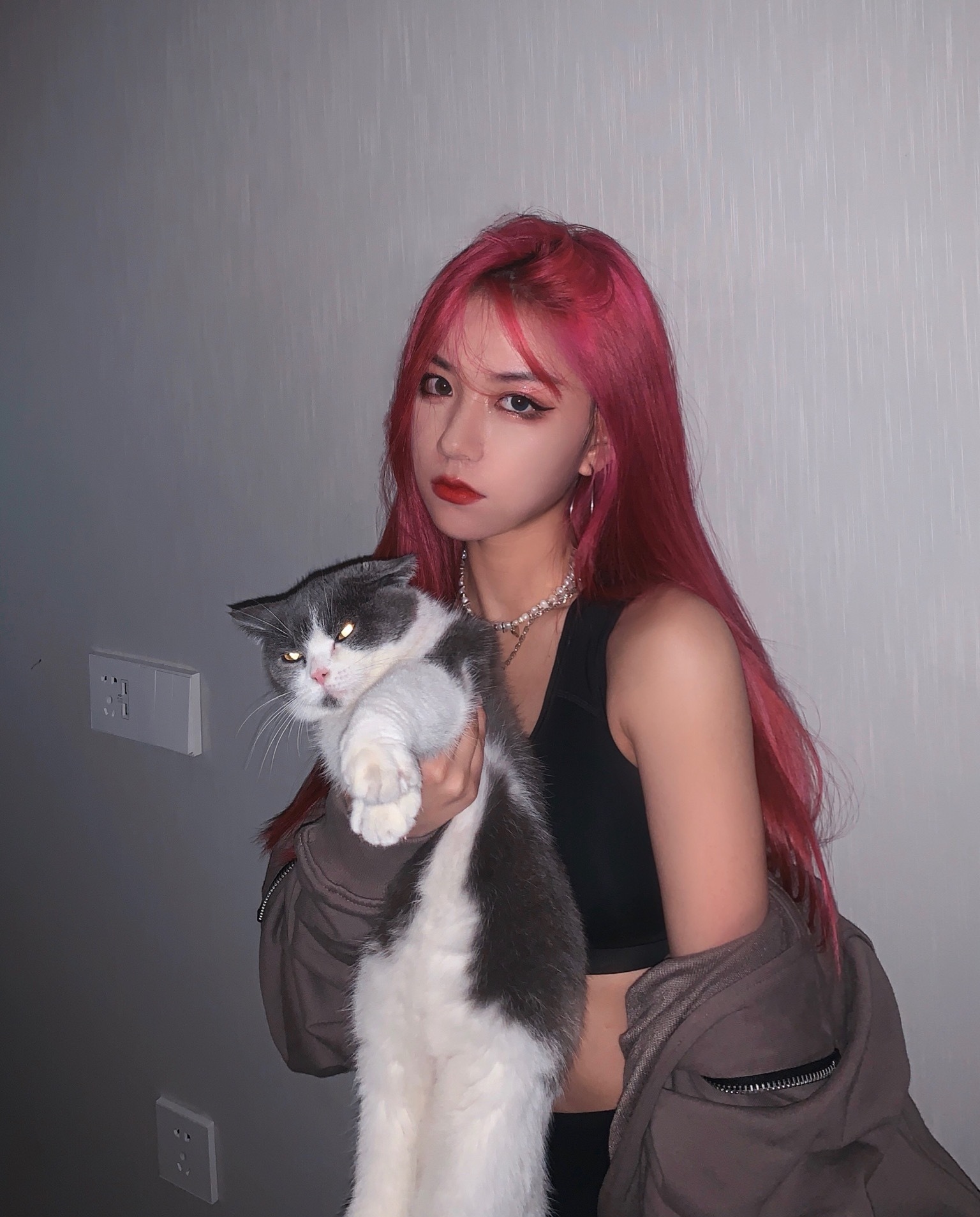 刀小刀晒美照故意秀鞋子，配色花哨一查价格8000块