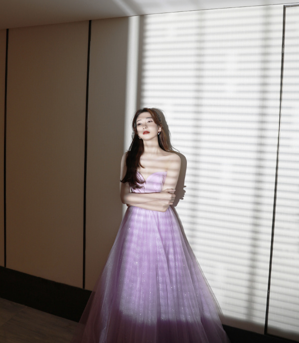 江疏影穿紫色抹胸纱裙秀迷人曲线,“小香肩”实力诱人