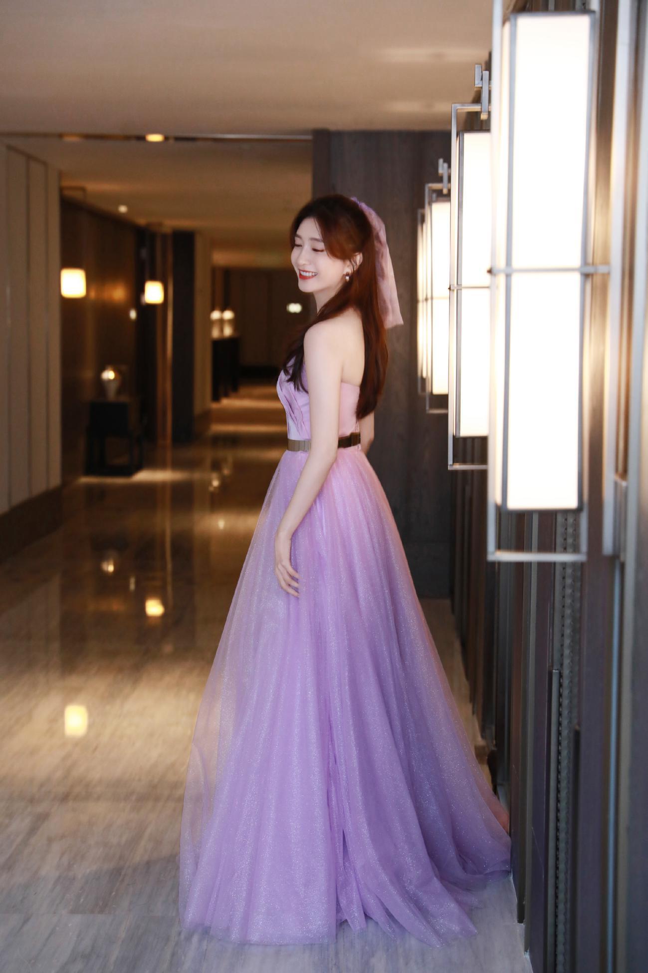 江疏影晚会抹胸紫色薄纱礼裙轻盈灵动,美翻全场!
