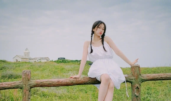 虞书欣穿露脐装搭条健美裤,好看又显青春朝气!