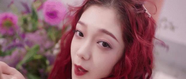 硬糖少女花丛中拍照：张子凡可爱，王艺瑾享受，她让人忘不了