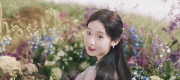 硬糖少女花丛中拍照：张子凡可爱，王艺瑾享受，她让人忘不了