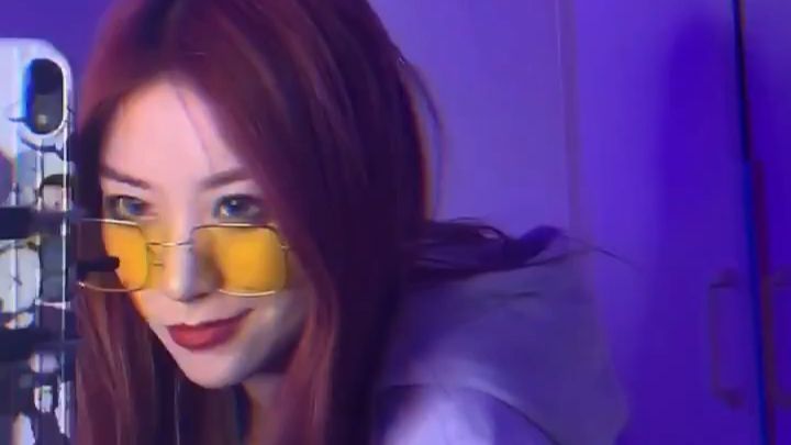 刀小刀晒美照故意秀鞋子，配色花哨一查价格8000块