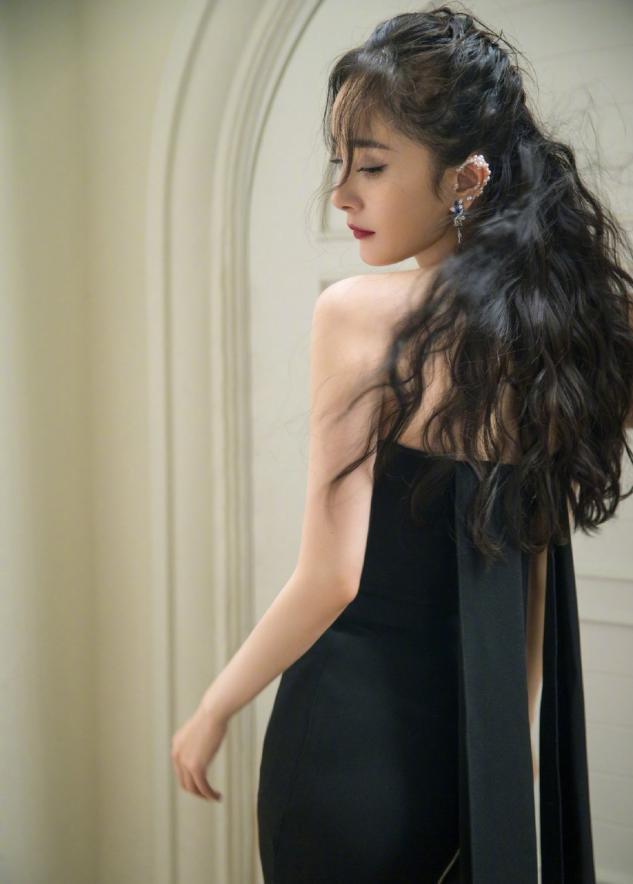 杨幂白色大雪花抹胸长裙秀出肩颈线，清新时尚养眼