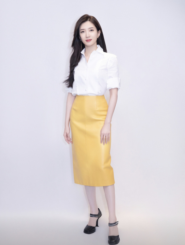 江疏影穿紫色抹胸纱裙秀迷人曲线,“小香肩”实力诱人