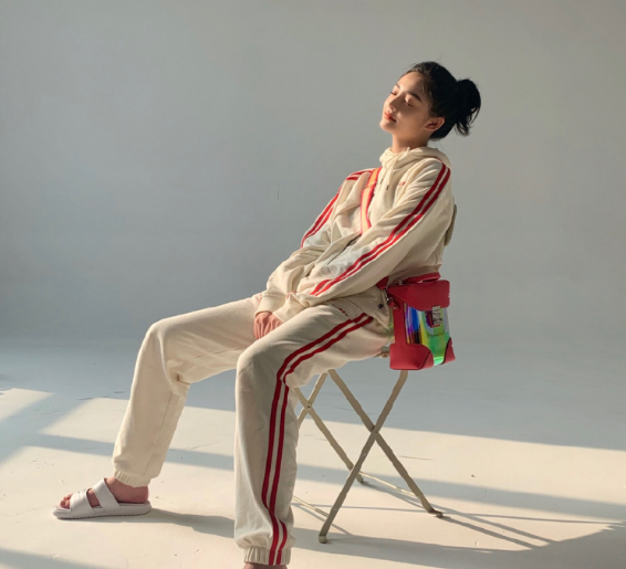 周洁琼为秀腰太拼,上衣只穿10CM,双手叉腰那刻:直男谁受的了