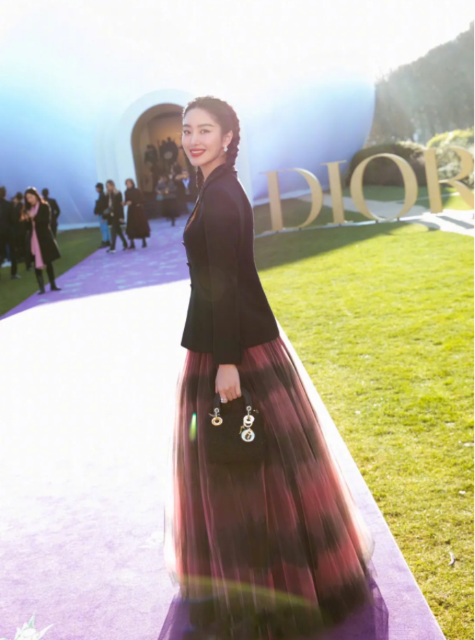 西装配衫裙原来这么美!杨采钰兼具帅气和温柔,气场足时尚感更足