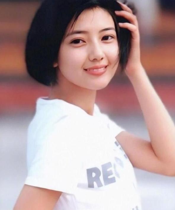 女星旧照曝光，章子怡清纯，周迅有灵气，网友：她是真的美