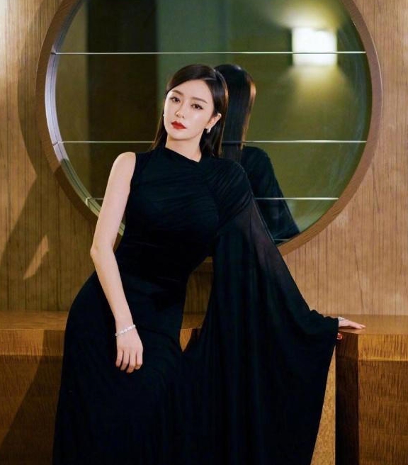 秦岚穿半露肩黑裙优雅气质,扎简单低马尾却美得高级