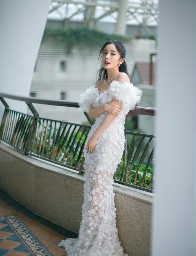 杨幂白色大雪花抹胸长裙秀出肩颈线,清新时尚养眼