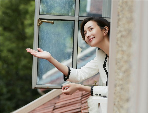 张钧甯黑白撞色时尚穿搭 简约大气优雅十足