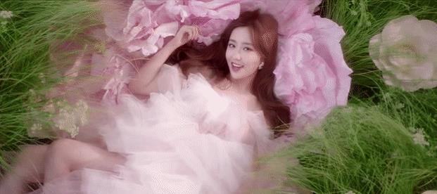 硬糖少女花丛中拍照：张子凡可爱，王艺瑾享受，她让人忘不了