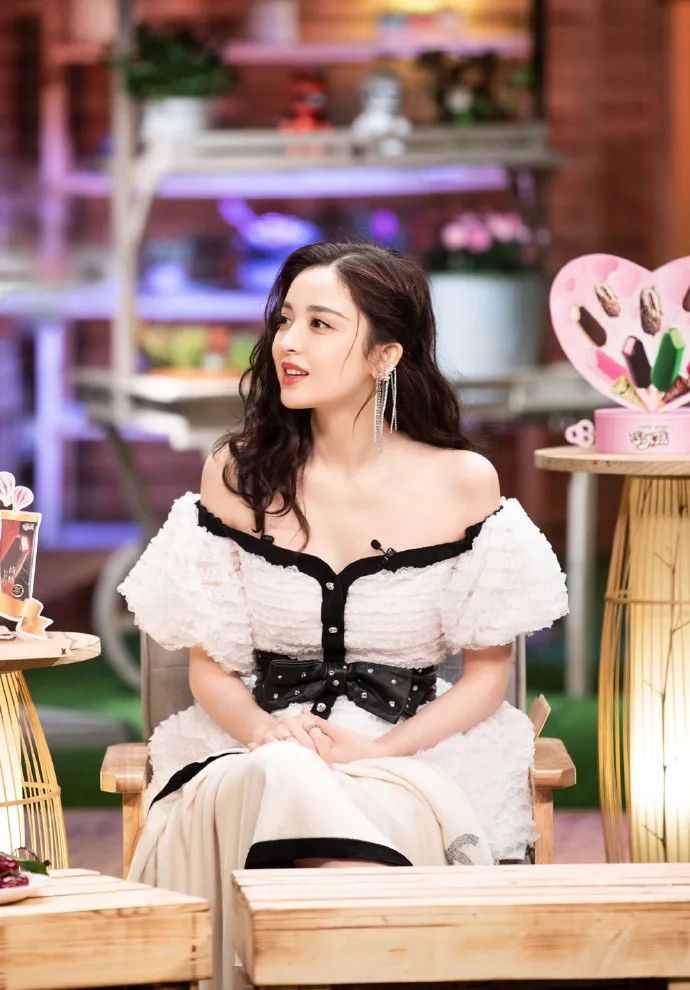 4位女明星撞衫,不同的打扮方式把衣服穿出了不同价位感