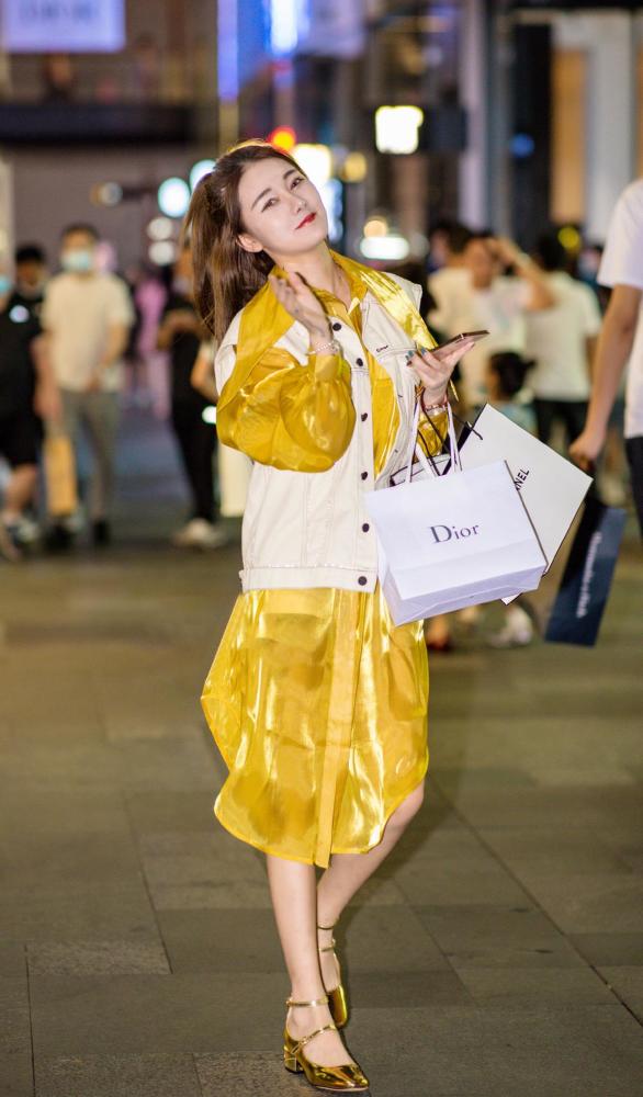 金秋10月姑娘们大胆启用黄色，时髦洋气又好看