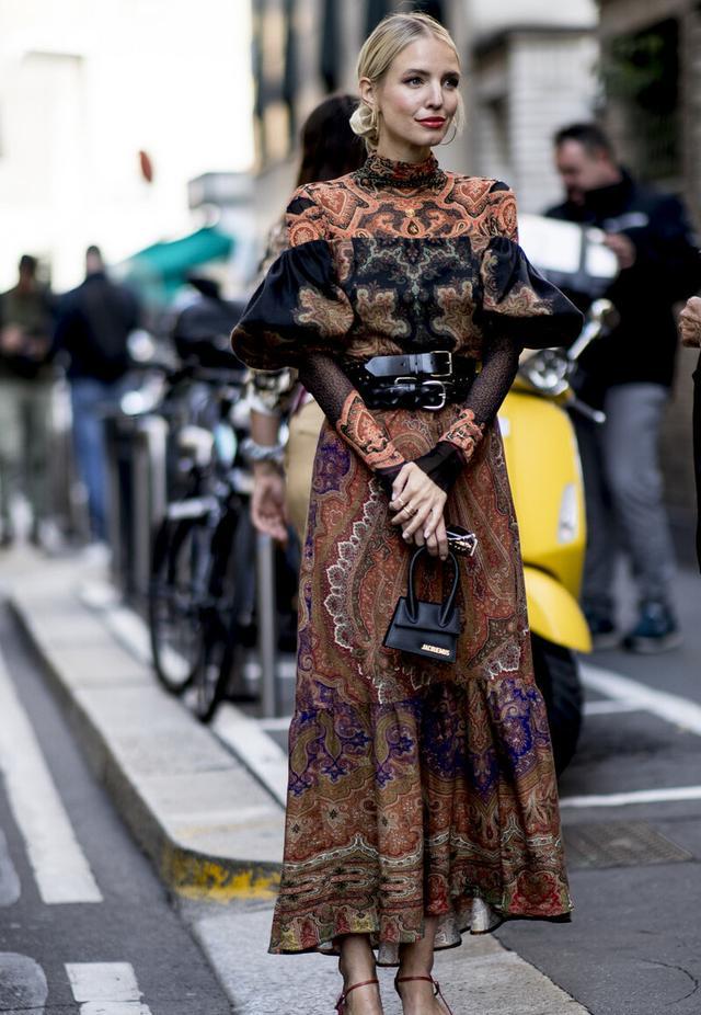 秋季如何动人不“冻人”？法式高领裙保暖显气质，现在穿正合适