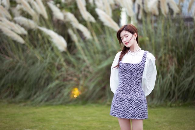 赵露思把这么土的短裙都穿得那么纯，这穿搭也太厉害了