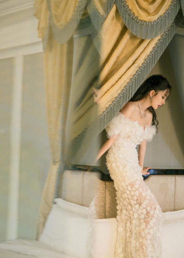 杨幂白色大雪花抹胸长裙秀出肩颈线，清新时尚养眼