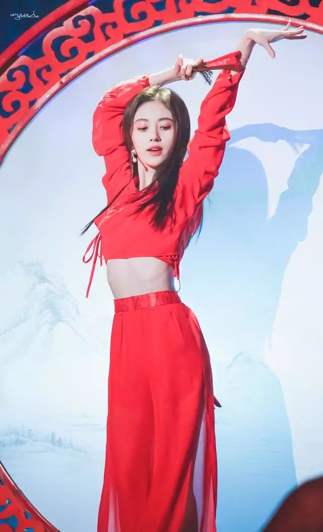 鞠婧祎齐刘海长发搭配毛衣温柔又甜美，早该这样穿了