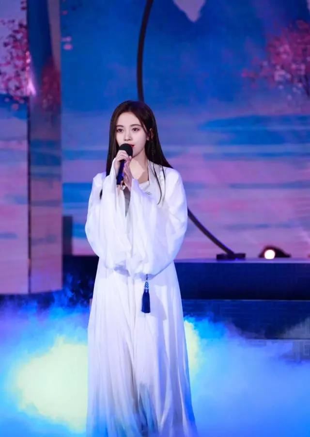 鞠婧祎齐刘海长发搭配毛衣温柔又甜美，早该这样穿了