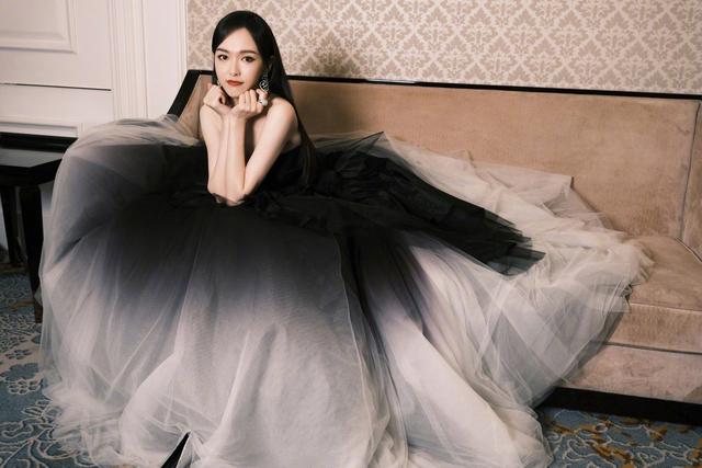 唐嫣水墨风公主裙造型太美，身材纤细露香肩性感十足