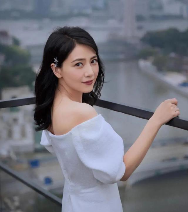 女星旧照曝光，章子怡清纯，周迅有灵气，网友：她是真的美