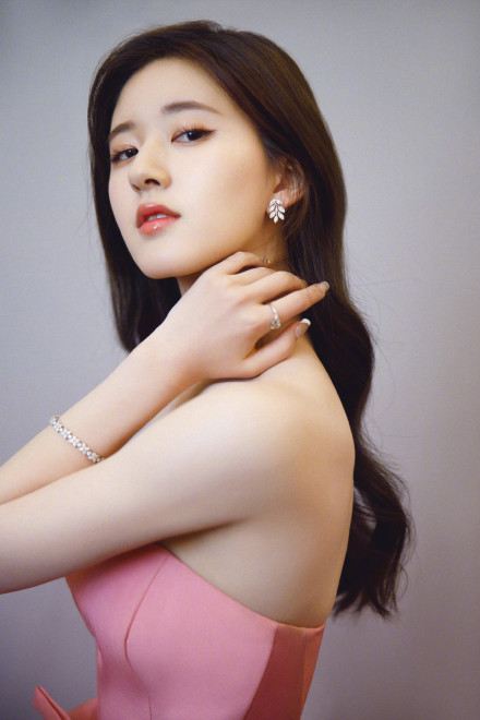 赵露思粉红色抹胸短裙 ,清新自然不失少女俏皮性感