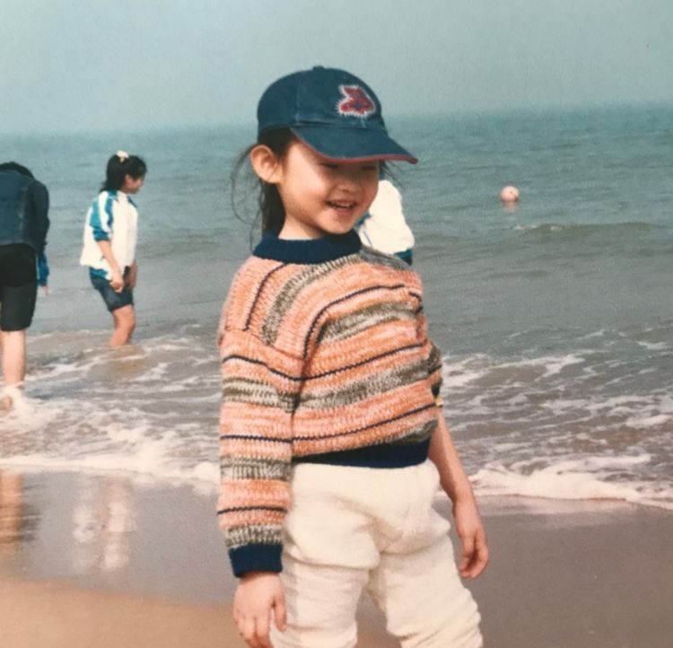 硬糖少女学生照,赵粤表情可爱,张艺凡很是呆萌,王艺瑾还挺洋气