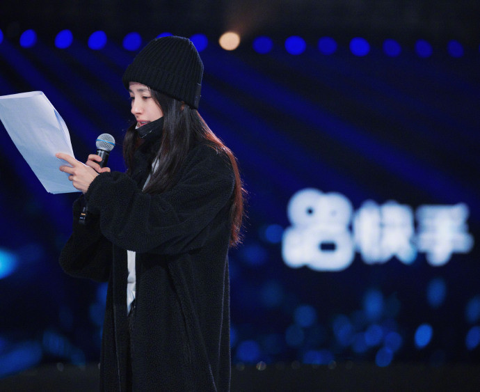 杨幂穿黑色夹克搭九分裤,比一般人的搭配还时髦!