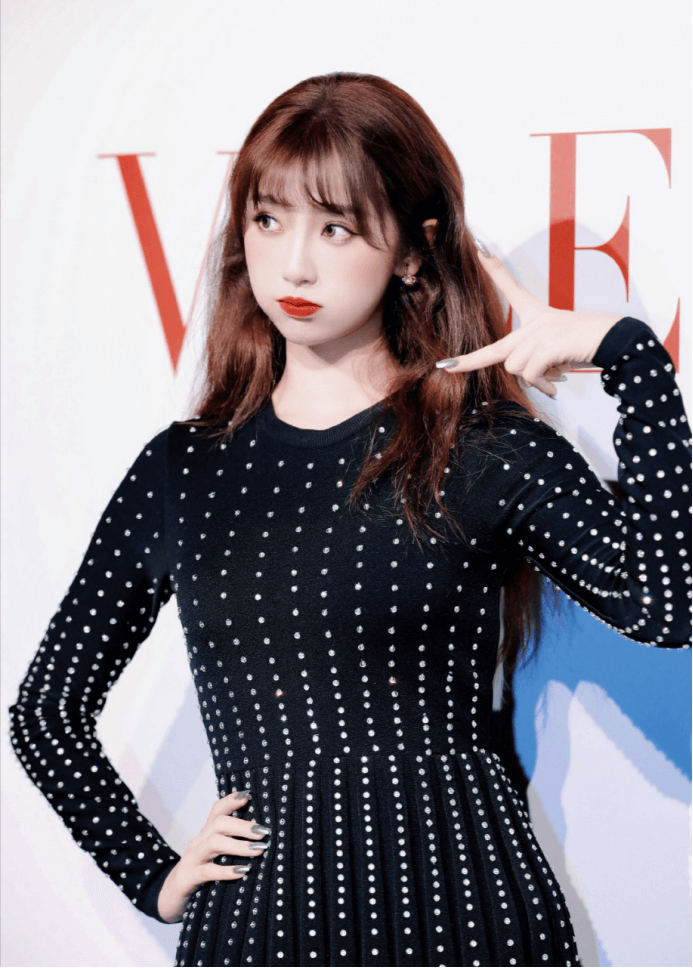 虞书欣把复古优雅的波点裙穿出干练的感觉，这次的穿搭好厉害！