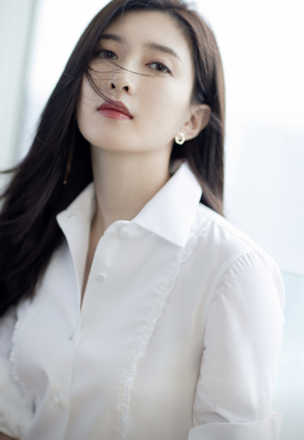 江疏影穿紫色抹胸纱裙秀迷人曲线,“小香肩”实力诱人