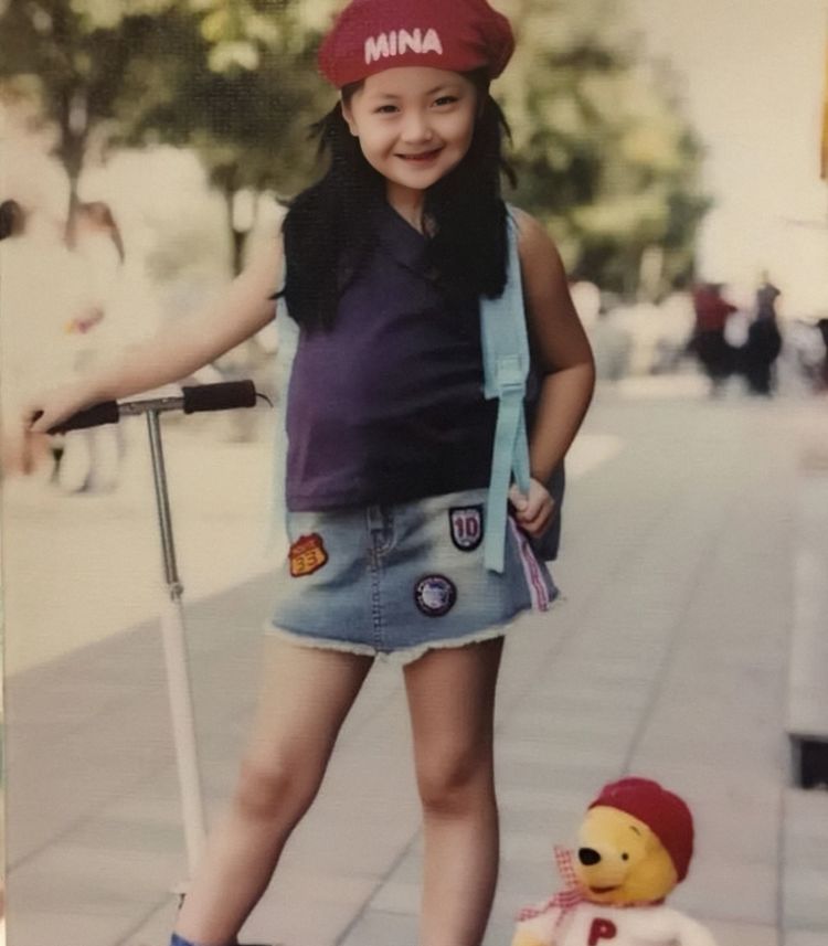 硬糖少女学生照,赵粤表情可爱,张艺凡很是呆萌,王艺瑾还挺洋气