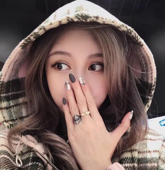 网红的美甲都啥样?冯提莫的还好,周扬青的有质感,刀小刀的挺夸张