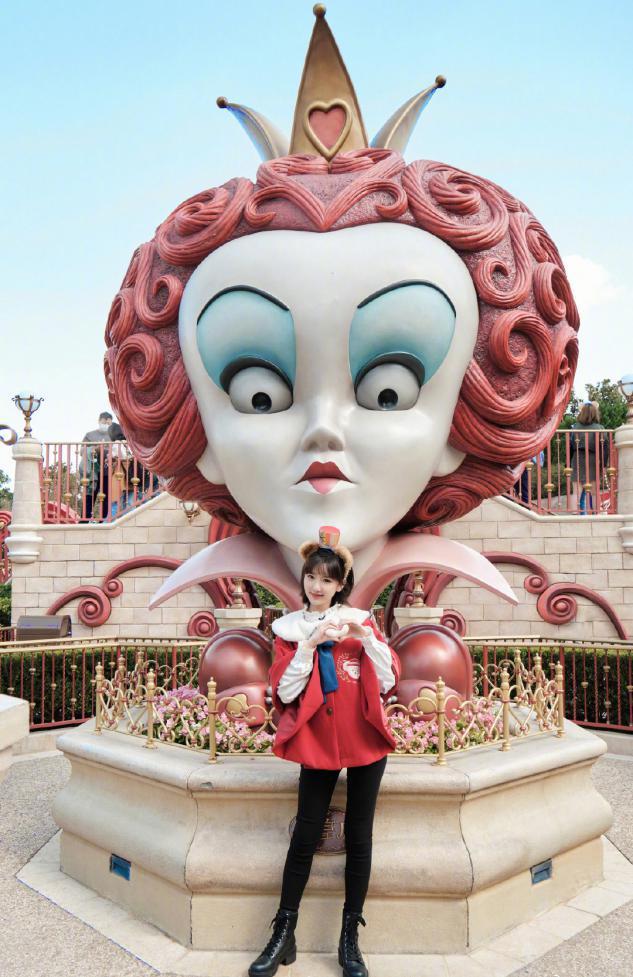 毛晓彤迪士尼公主造型来袭，齐刘海短发配红色宝宝服俏皮又可爱