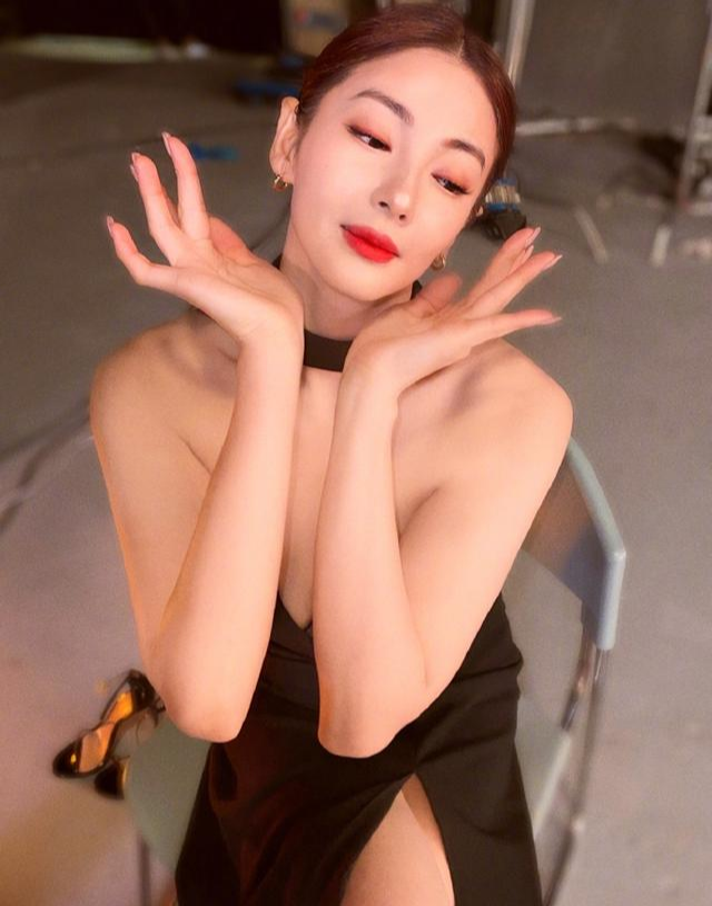 张雨绮穿深V礼服秀性感身材,网友:衣服穿厚点!