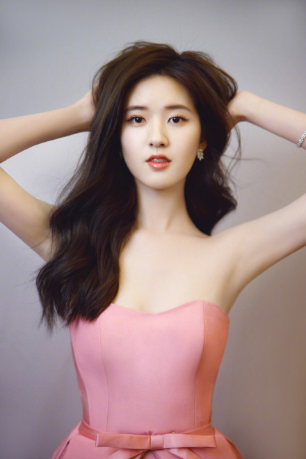 赵露思粉红色抹胸短裙 ,清新自然不失少女俏皮性感