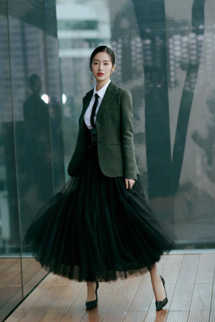 西装配衫裙原来这么美!杨采钰兼具帅气和温柔,气场足时尚感更足