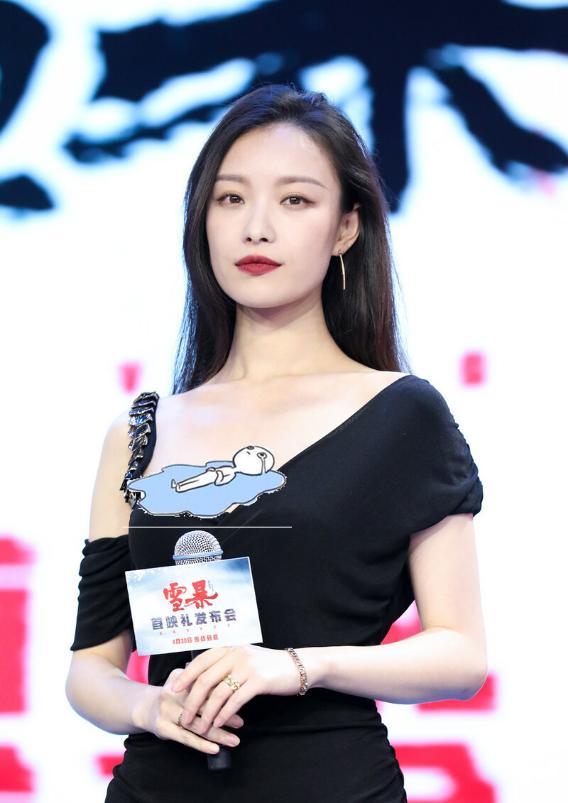 倪妮穿黑色裙子优雅又高级,“牛奶肌”让人羡慕