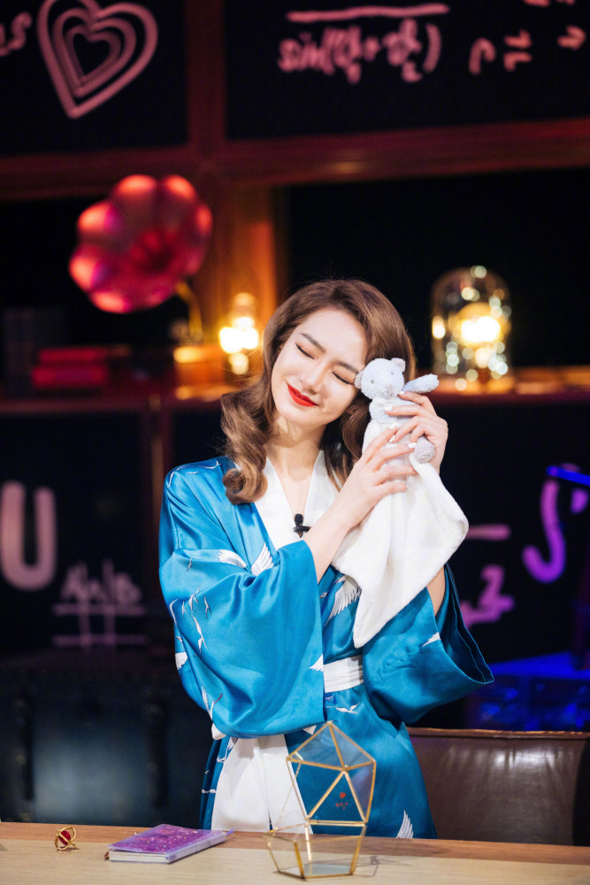 戚薇演绎复古贵妇风，浴袍造型随意又慵懒满满大上海气息