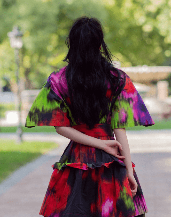 热巴这条裙子谁看了都欣赏不来，但她却靠这裙子秀出了蚂蚁腰