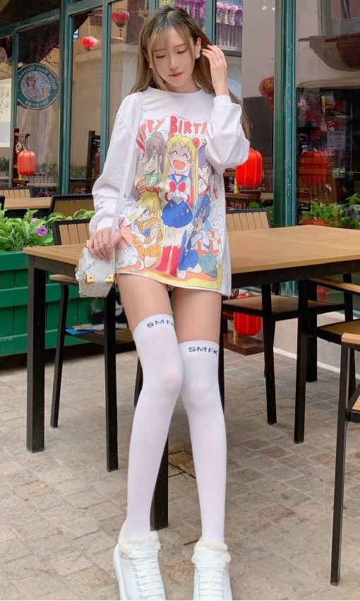 终于等到腐团儿穿“豆腐袜”，看到路人角度下的双腿，我自闭了