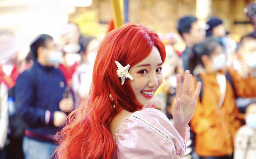 长卷红发配大摆公主裙，毛晓彤COS迪士尼公主美上热搜