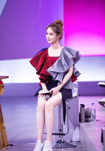 学不会撞色穿搭,试试拼色系服饰,时髦精都爱穿
