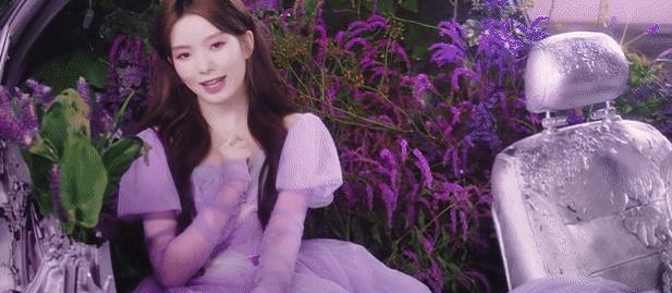 硬糖少女花丛中拍照：张子凡可爱，王艺瑾享受，她让人忘不了