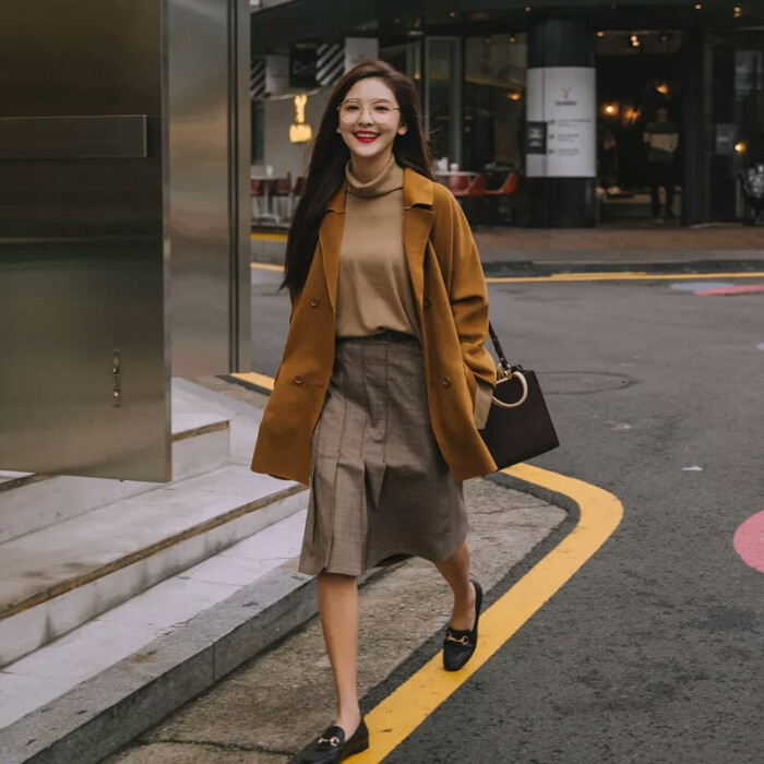 秋冬穿搭用这个色系,显白不挑人,教你做时尚潮人