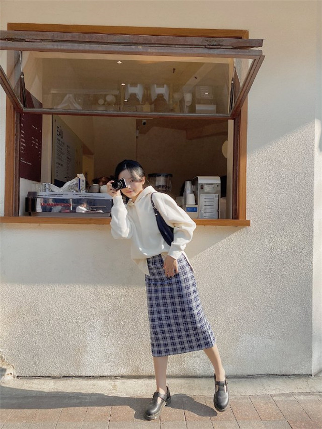 不穿风衣照样高级!看今年流行的卫衣风潮,学会“叠穿”更时髦