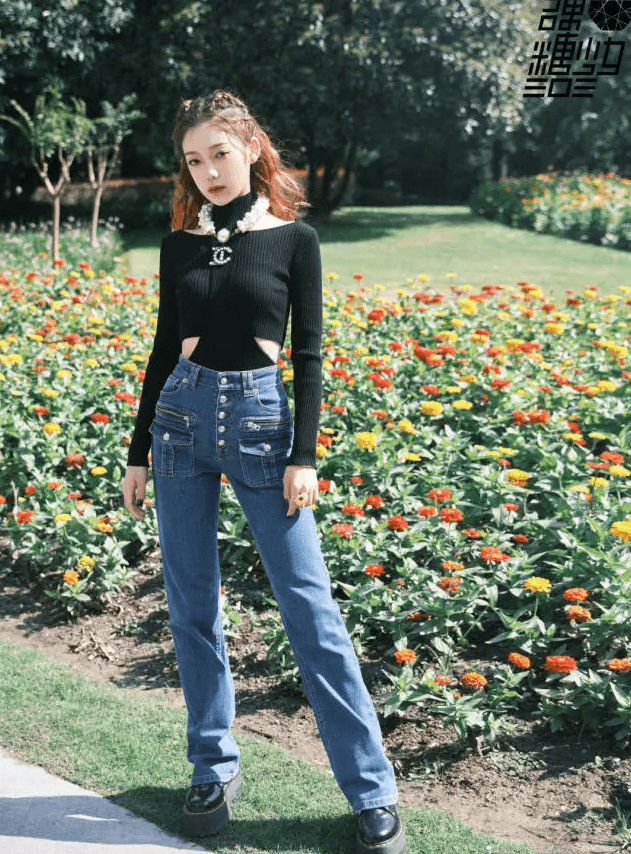 希林娜依·高出道后穿长袖衫在腰间挖两个洞,秀出蝼蚁腰贼撩人